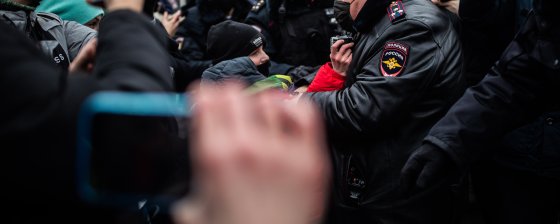 Поминутный контроль. Как власти противостояли участию школьников в акциях за Навального