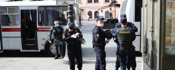 Полицейские увозят задержанных в ОВД для составления протоколов. Часто это незаконно