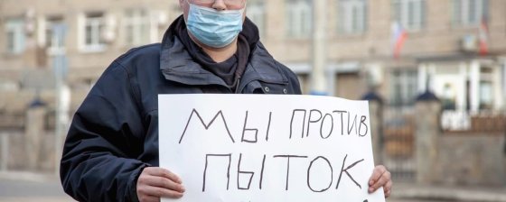 «Мы люди трудящиеся, наши гарантии под угрозой»: в Омске на активиста «Левого Фронта» составили протокол за плакат в поддержку курьеров