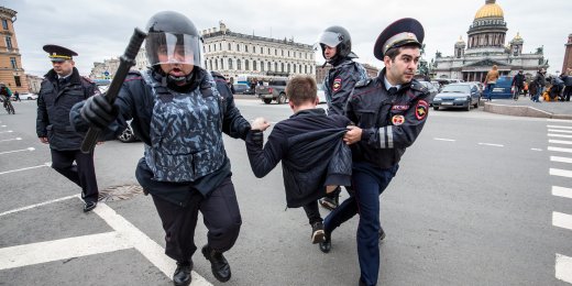 «Новая газета»: Судьи на митинги не ходят