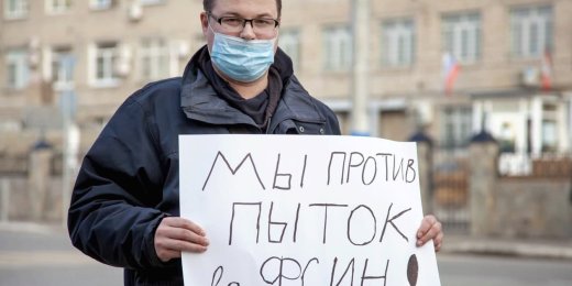 «Мы люди трудящиеся, наши гарантии под угрозой»: в Омске на активиста «Левого Фронта» составили протокол за плакат в поддержку курьеров