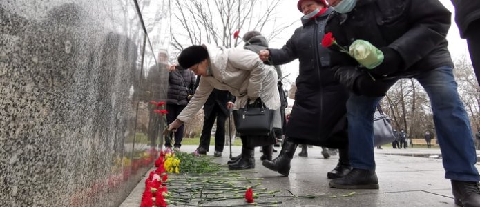 Возложение цветов к памятнику Ленина 7 ноября / Фото: «Наш город»