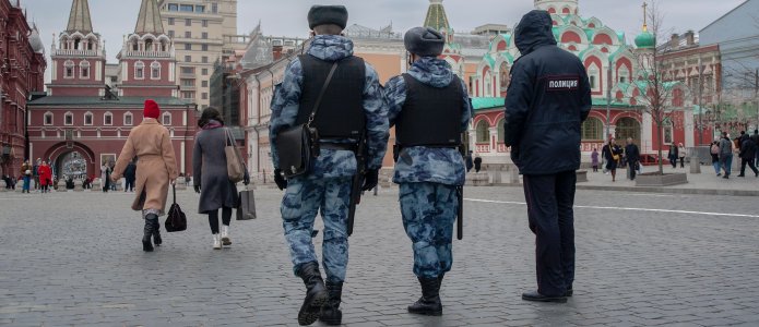 Проверяют граждан Украины: в Москве их вызывают на опросы, осматривают квартиры и требуют разблокировать смартфоны