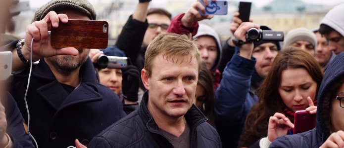 Независимое расследование: на Навального напал известный активист SERB